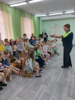 В гостях инспектор по делам дорожного движения В гостях инспектор по делам дорожного движения.